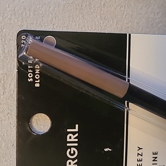 COVERGIRL MAKEUP BUNDLE OF 8 ITEMS - Picture 9 of 16